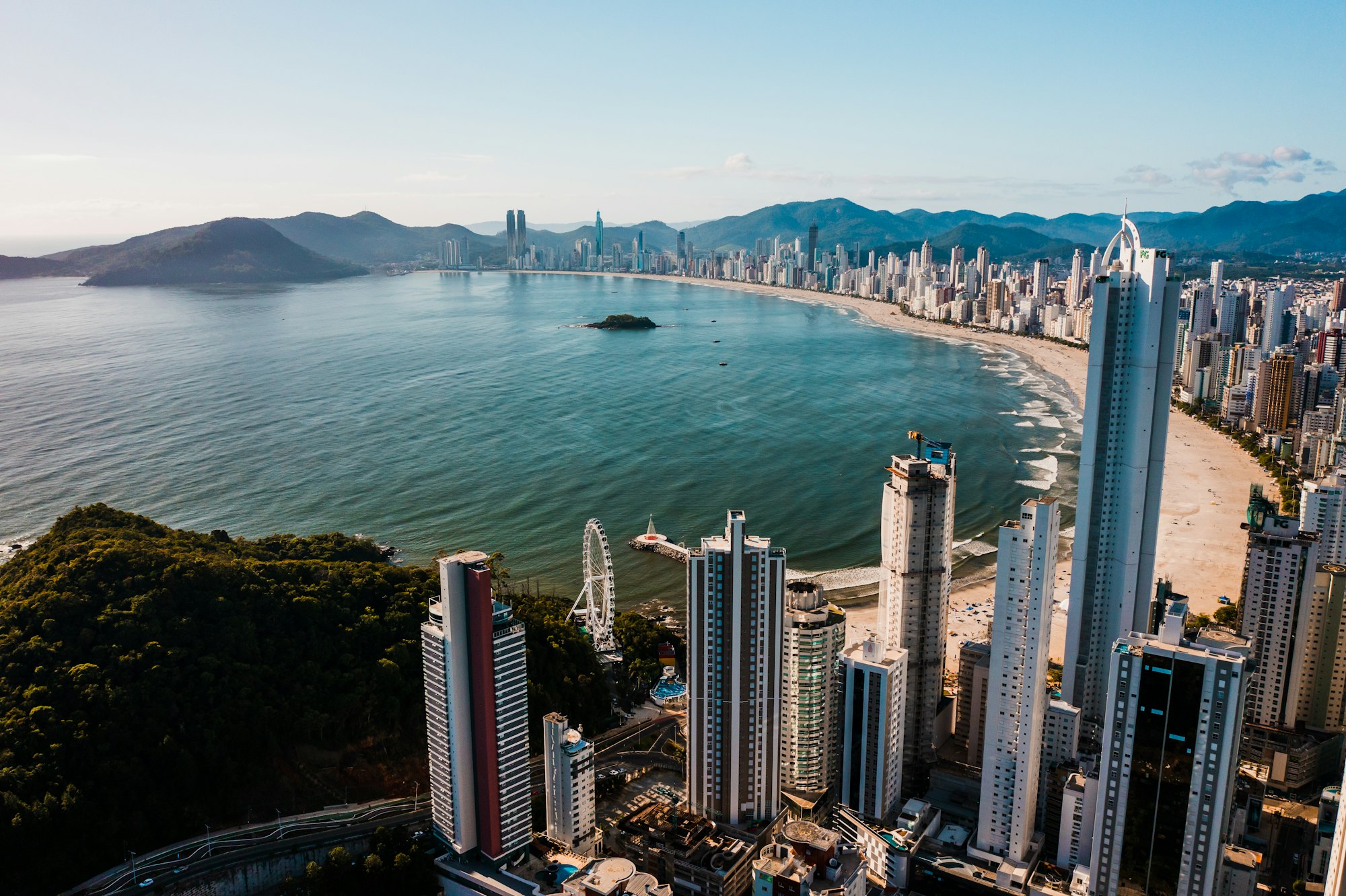 Vista aérea da praia central de Balneário Camboriú e suas torres de alto padrão
