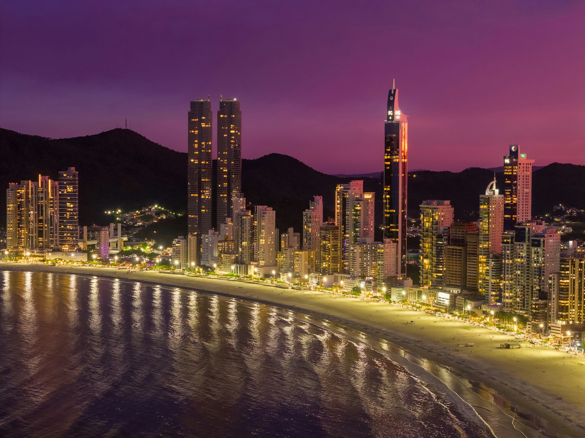 Skyline de Balneário Camboriú ao entardecer